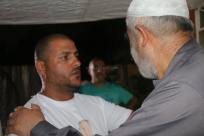  بالفيديو: الشيخ رائد صلاح يُقدم واجب العزاء لعائلة السعدي في مدينة يافا